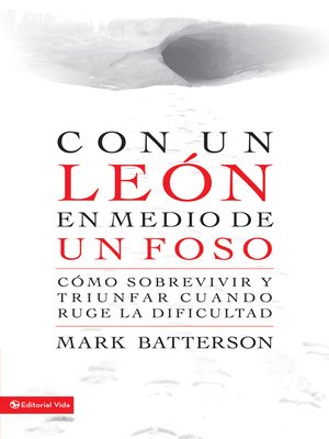 cover image of Con un león en medio de un foso